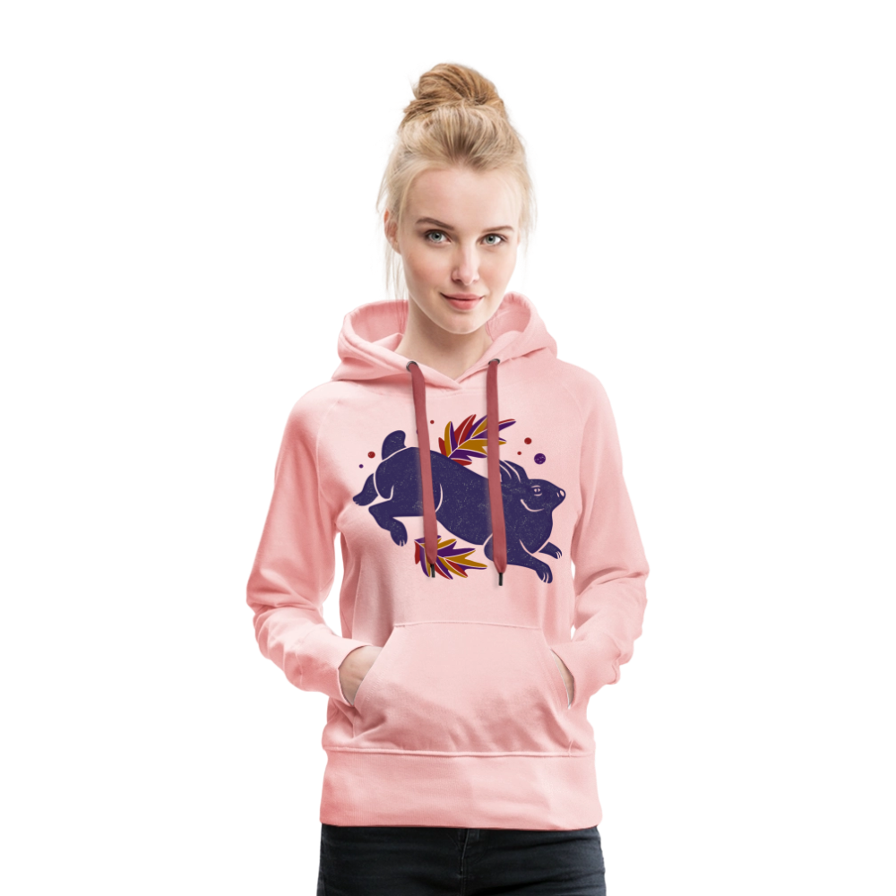 Frauen Premium Hoodie "Hase im Laub" - Kristallrosa