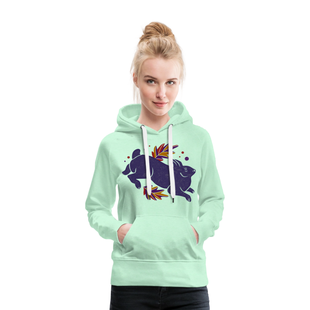 Frauen Premium Hoodie "Hase im Laub" - helles Mintgrün