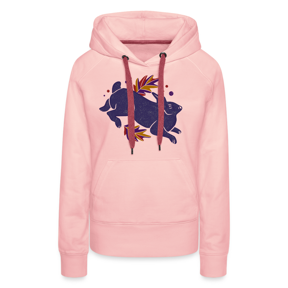 Frauen Premium Hoodie "Hase im Laub" - Kristallrosa