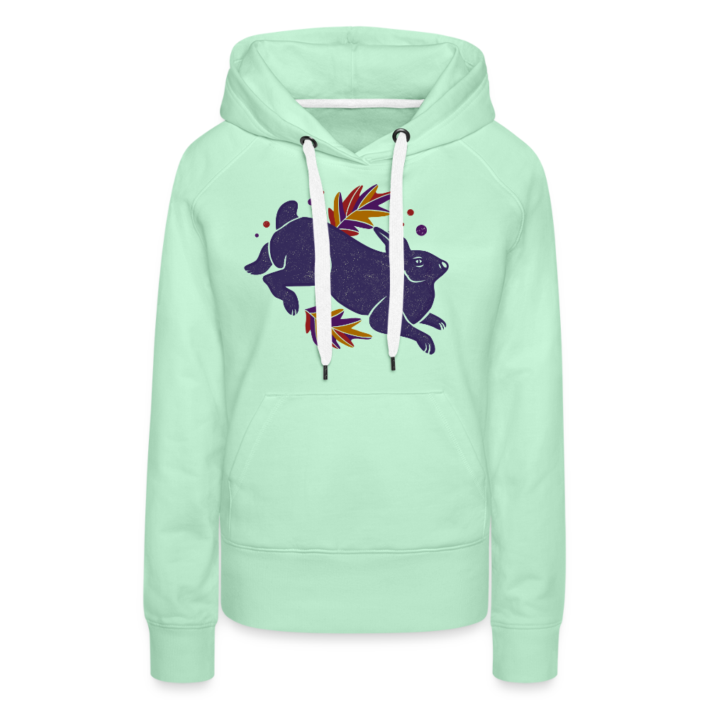 Frauen Premium Hoodie "Hase im Laub" - helles Mintgrün