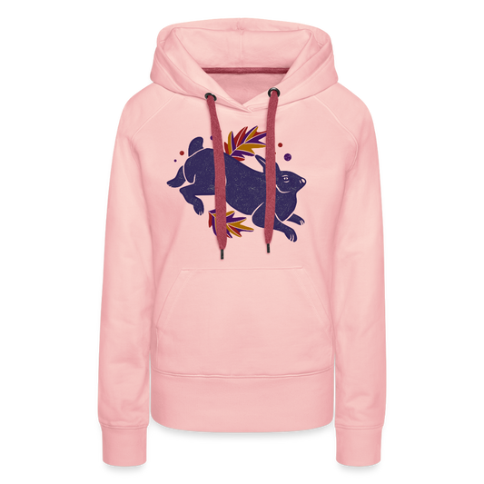 Frauen Premium Hoodie "Hase im Laub" - Kristallrosa