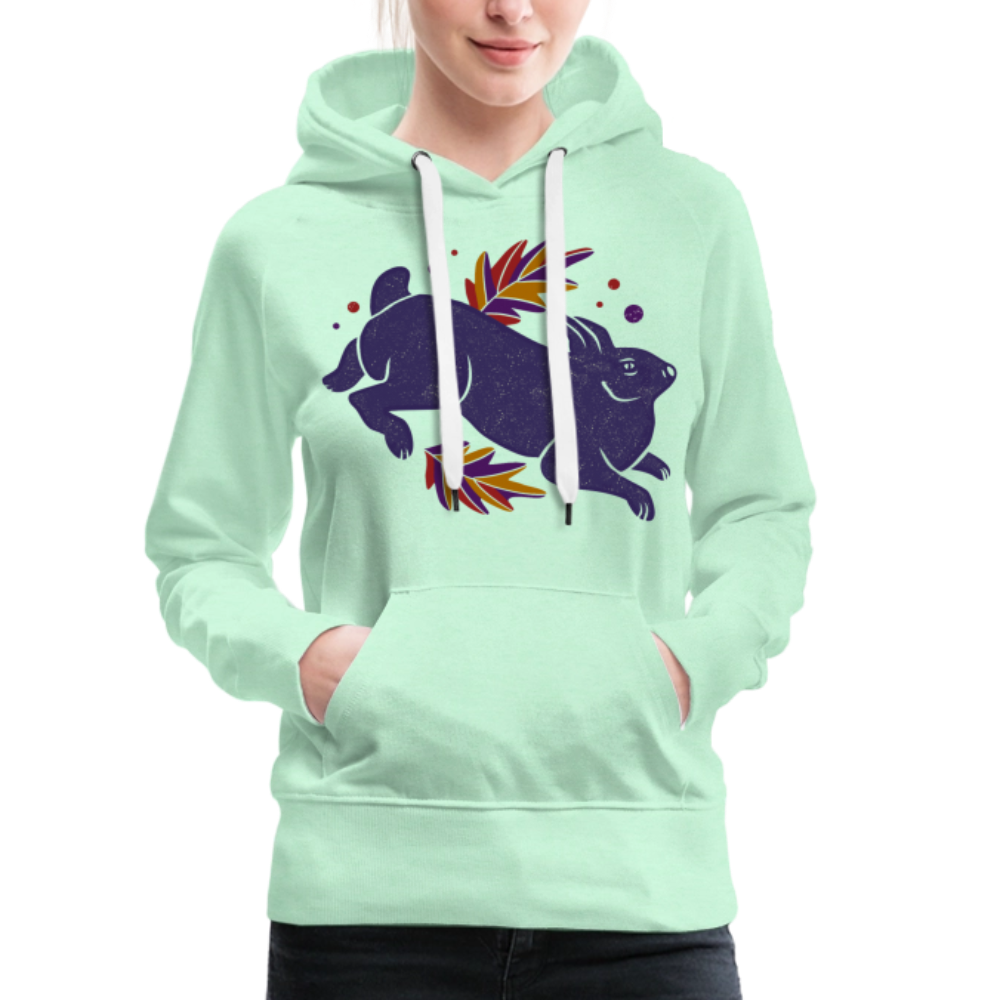 Frauen Premium Hoodie "Hase im Laub" - helles Mintgrün