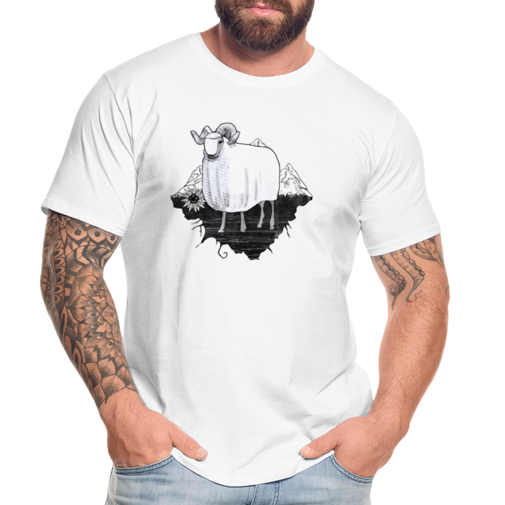 Männer Premium Bio T-Shirt "Schaf in den Bergen" - Hinter dem Mond